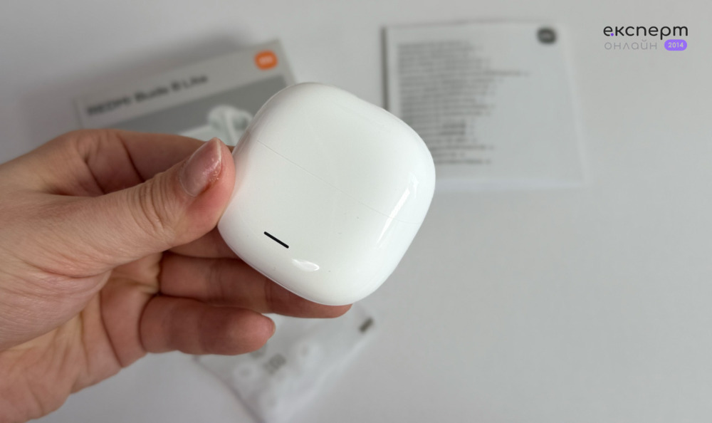 Конструкція TWS-навушника Redmi Buds 8 Lite із силіконовою накладкою білого кольору
