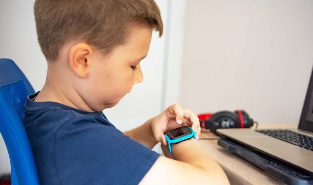 Смарт-годинник чи смартфон — що краще купити дитині?