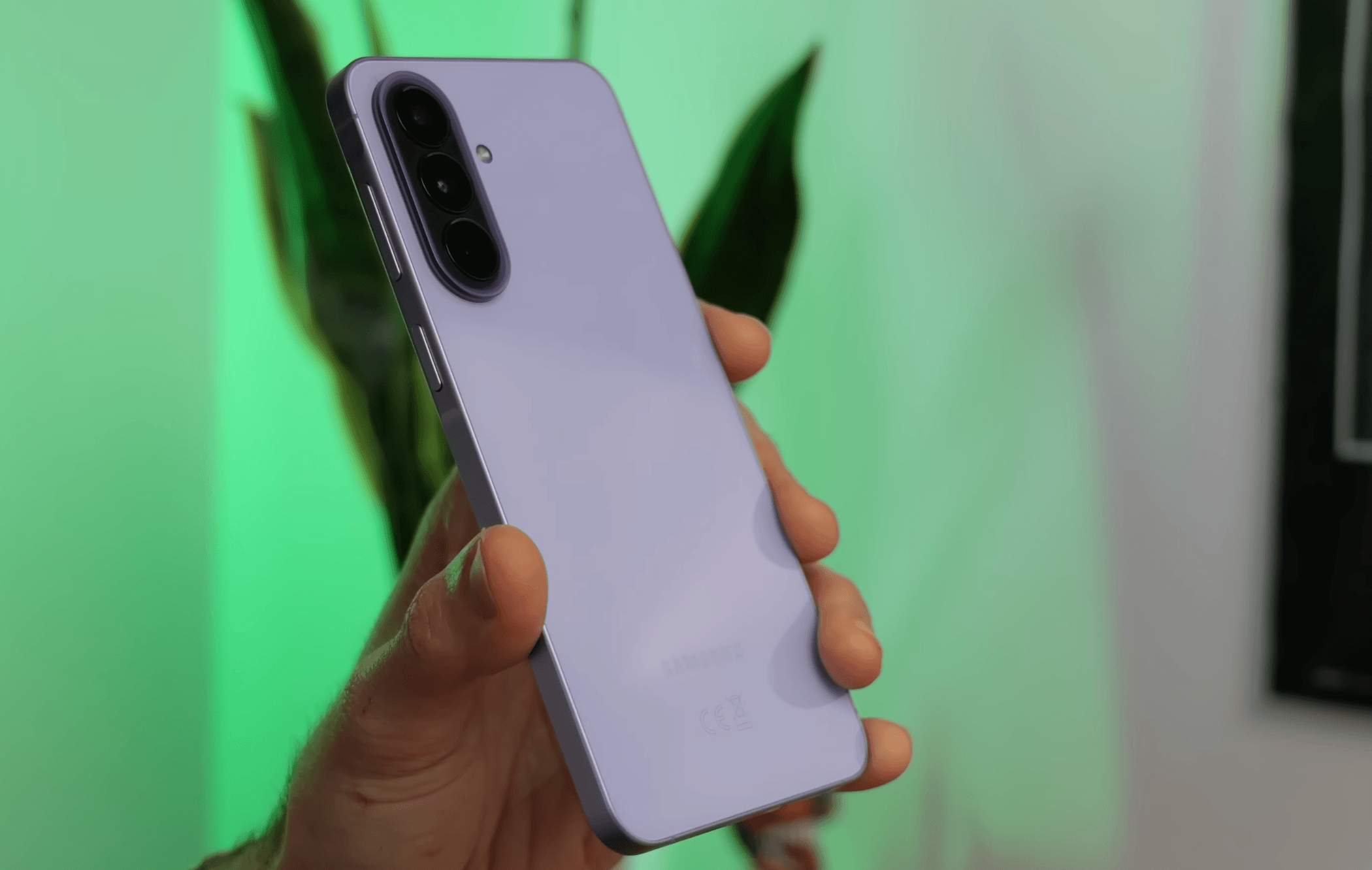 Тестували Samsung Galaxy A57 5G в магазині «Експерт»: 5 речей, які не пишуть в характеристиках