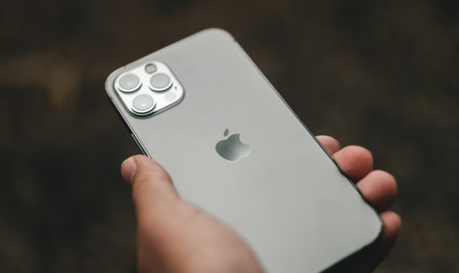 Чи варто купувати iPhone тільки з eSIM: особливості використання eSIM в Україні